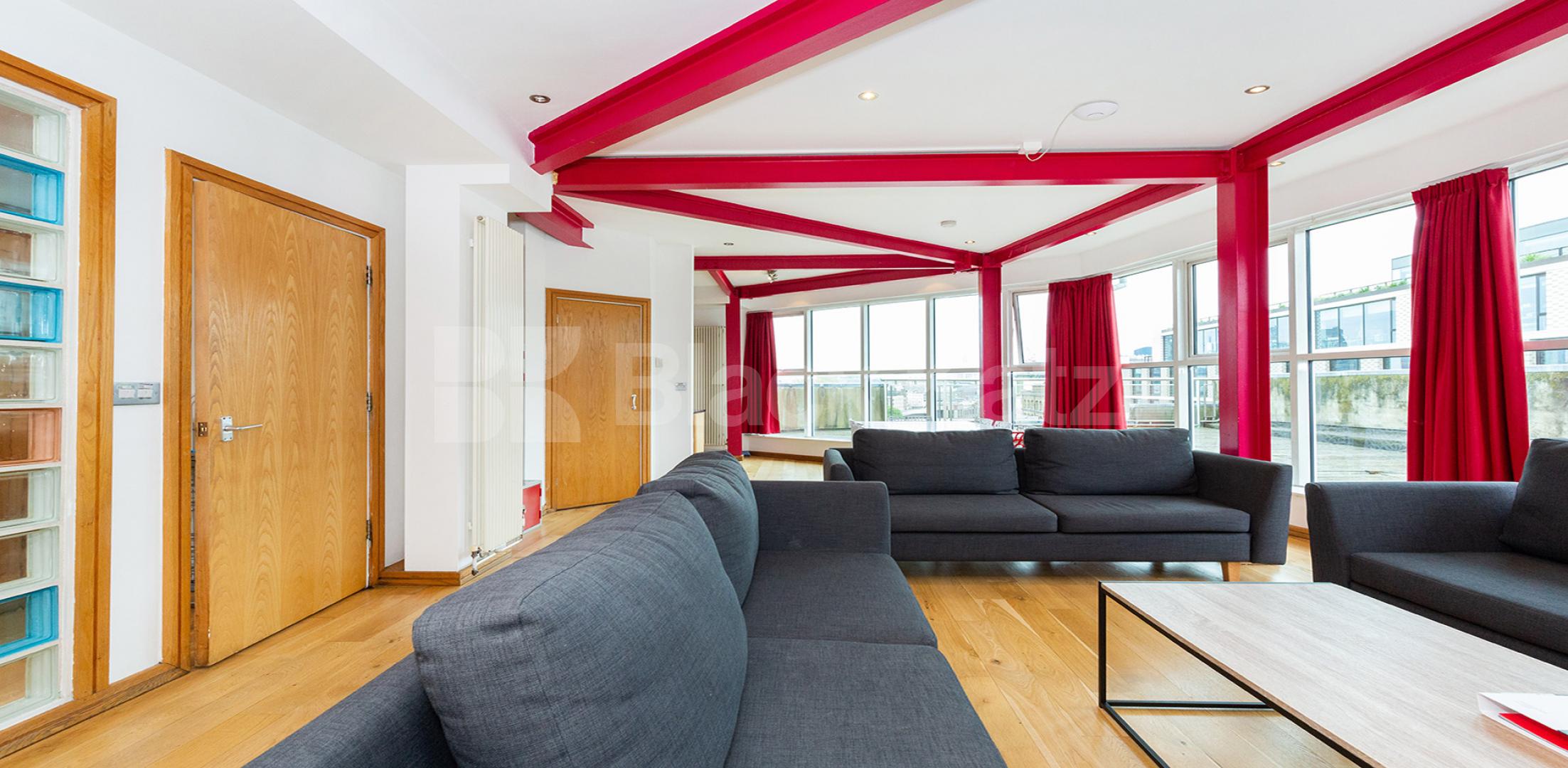 			PENTHOUSE WITH ROOF TERRACE!, 4 Bedroom, 1 bath, 1 reception Flat			 Farringdon Road, CLERKENWELL / HOLBORN